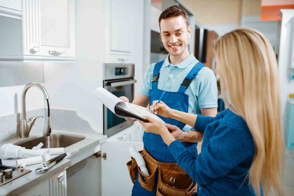 image showing reliable contractor discussing with homeowner in her kitchen