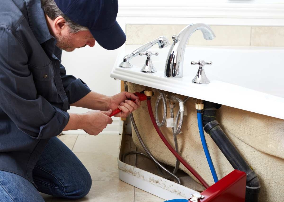 image showing contractor fixing a bathtub