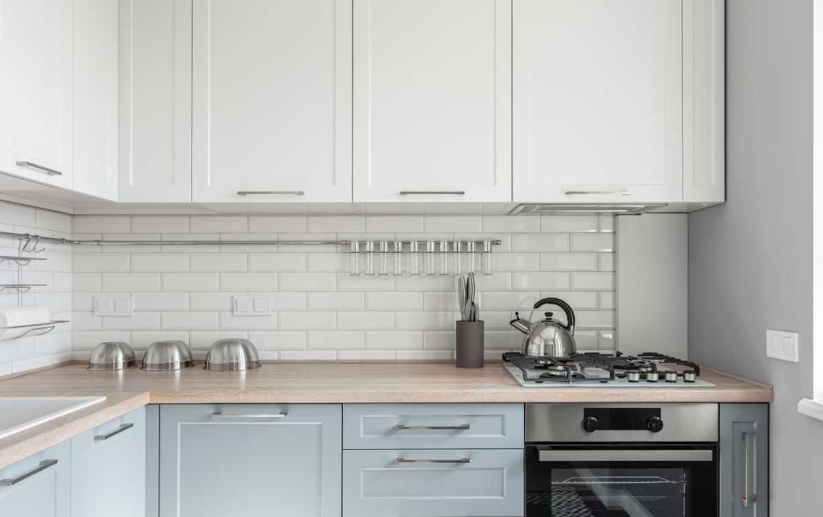 image showing a kitchen with smart colors to enlarge the space